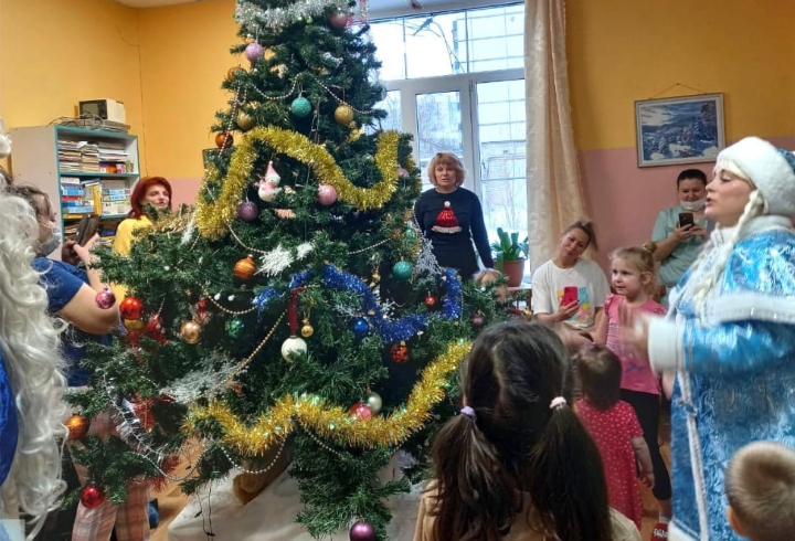 Дед Мороз навестил маленьких пациентов в больницах Кировского и Лужского районов