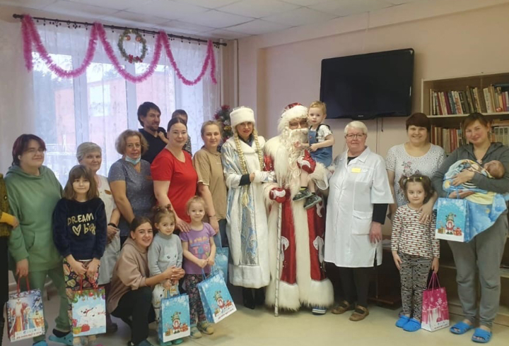 Дед Мороз вручил подарки маленьким пациентам в больницах Соснового Бора и Кингисеппа