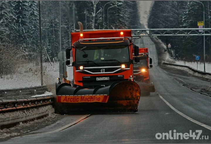 Автомобилистам напомнили, куда обращаться по вопросам уборки снега на дорогах Ленобласти