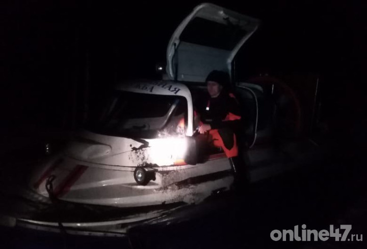 Спасатели Ленобласти доставили на берег рыбаков, которых унесло на льдине в Онежском озере