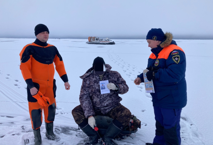Спасатели Ленобласти провели в Новой Ладоге рейд по недопущению выхода граждан на лед