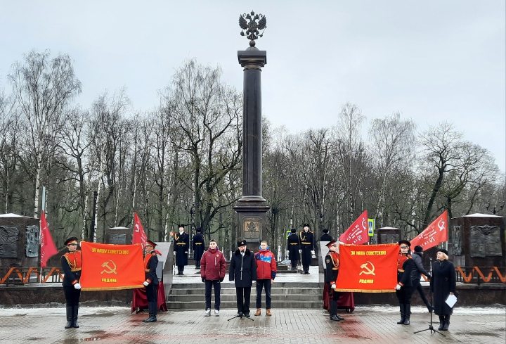 Копии красноармейских знамен 267-ого батальона и 120-ой дивизии торжественно передали в музей Гатчины