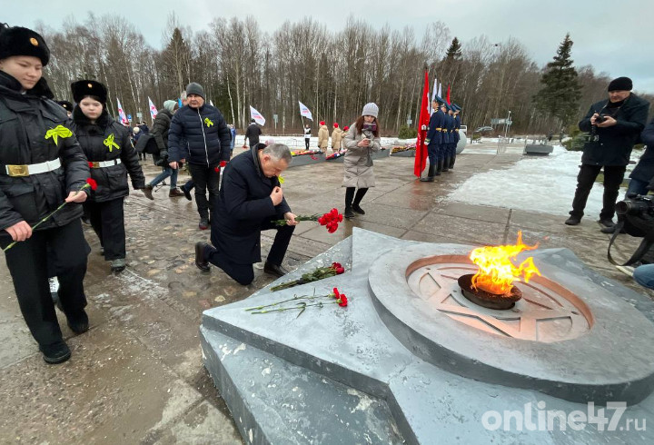 Александр Дрозденко возложил цветы  к мемориалу «Разорванное кольцо»