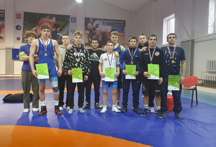 Спортсмены из Ленобласти заняли призовые места на Первенстве СЗФО по вольной борьбе