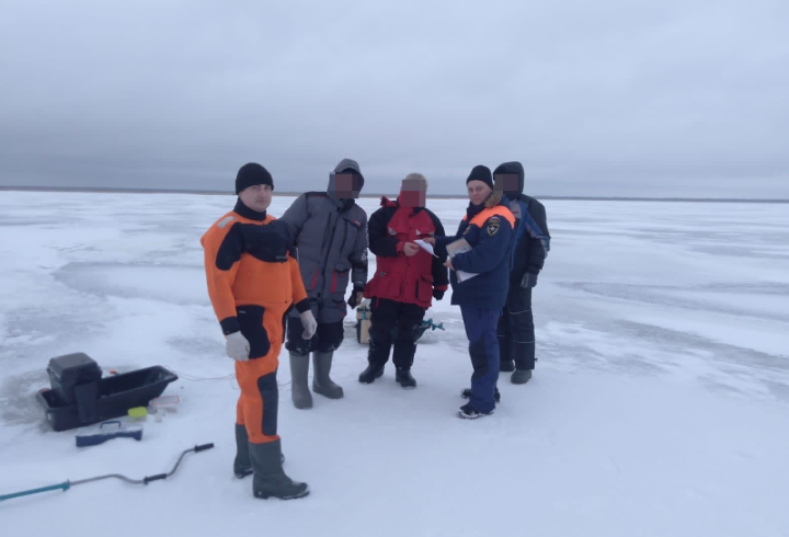 Спасатели Ленобласти провели в Шлиссельбурге и Новой Ладоге рейды по недопущению выхода граждан на лед