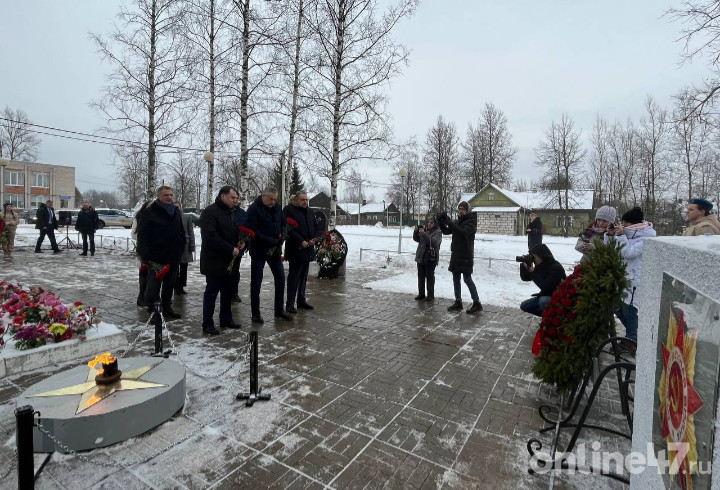 Александр Дрозденко возложил цветы к братскому захоронению в посёлке Оредеж