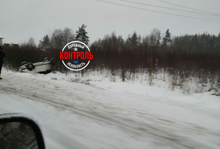 Сразу несколько автомобилей "соскользнули" с дороги в Ленобласти 12 февраля