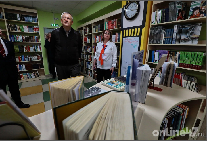 Александр Дрозденко осмотрел обновленную Центральную детскую библиотеку в Тихвине