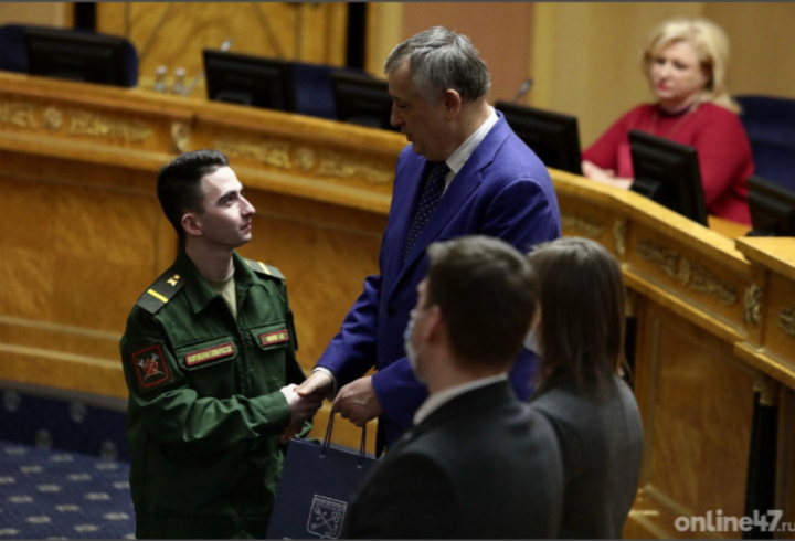 Александр Дрозденко поздравил жителей Ленобласти с Днем защитника Отечества