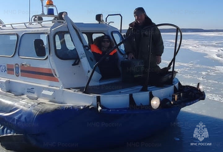 Спасатели сняли пожилого рыбака с дрейфующей льдины в Ломоносовском районе Ленобласти