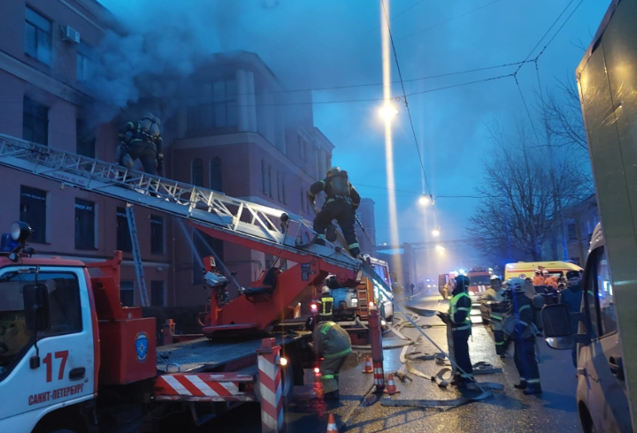Один человек погиб при пожаре в торгово-офисном здании на Промышленной улице в Петербурге