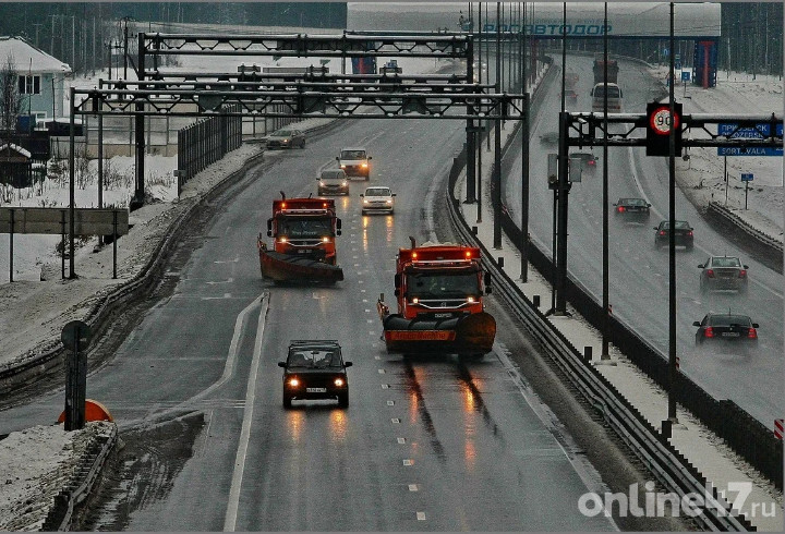 Около 200 единиц спецтехники ликвидируют последствия снегопада на дорогах Ленобласти