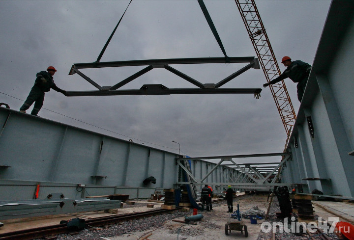 Дорожники приступили к обустройству проезжей части в рамках строительства моста через реку Волхов в Киришах