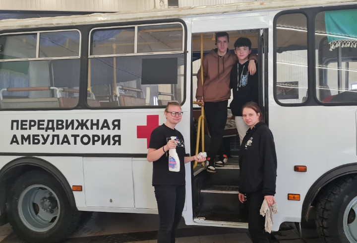 В Лодейном Поле подготовили автобус в зону СВО под амбулаторию