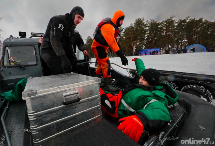 Под Всеволожском спасли рыбака, плывшего по Ладожскому озеру на оторванной льдине