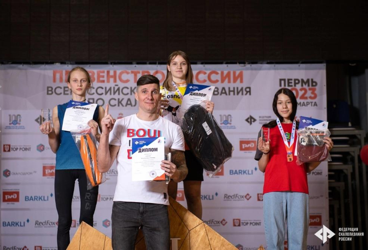 Спортсменка из Соснового Бора завоевала золото на всероссийских юношеских соревнованиях по скалолазанию