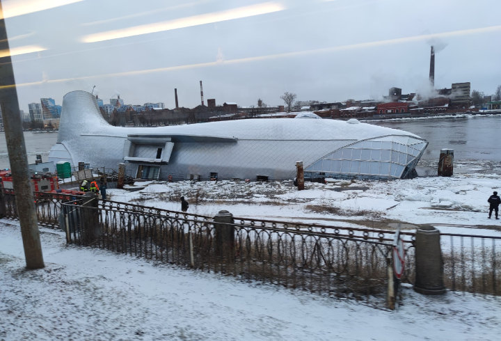 Плавучий ресторан-кит у Обуховской обороны в Петербурге начал тонуть