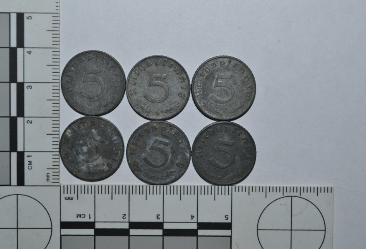 Россиянин пытался провезти монеты с нацистской символикой через границу с Эстонией в Ивангороде