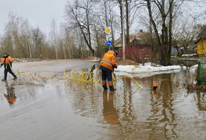 Дорожники Ленобласти борются с последствиями паводков на трассах под Лугой и Гатчиной