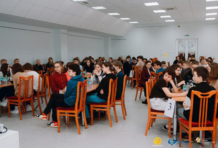 Школьники из Гатчины одержали победу в чемпионате по интеллектуальным играм проекта «ВЕРСУМ»