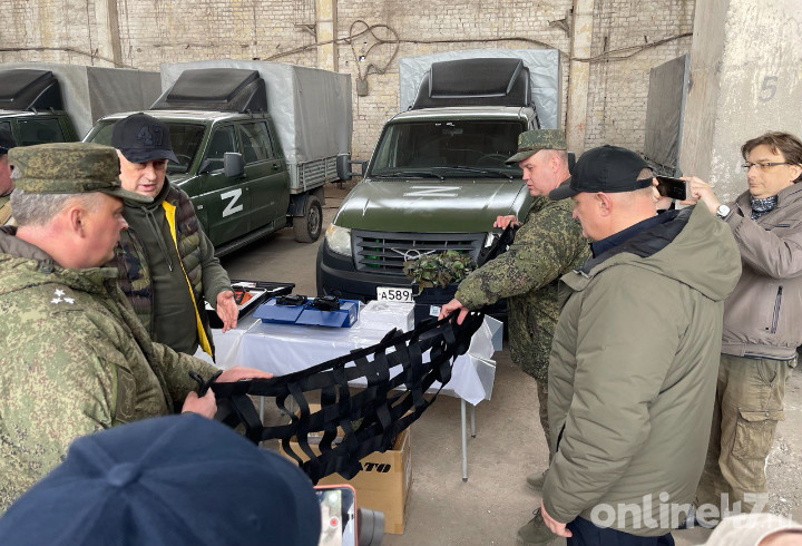 Александр Дрозденко и «Ленинградский рубеж» передали в воинские части в зоне СВО новые автомобили