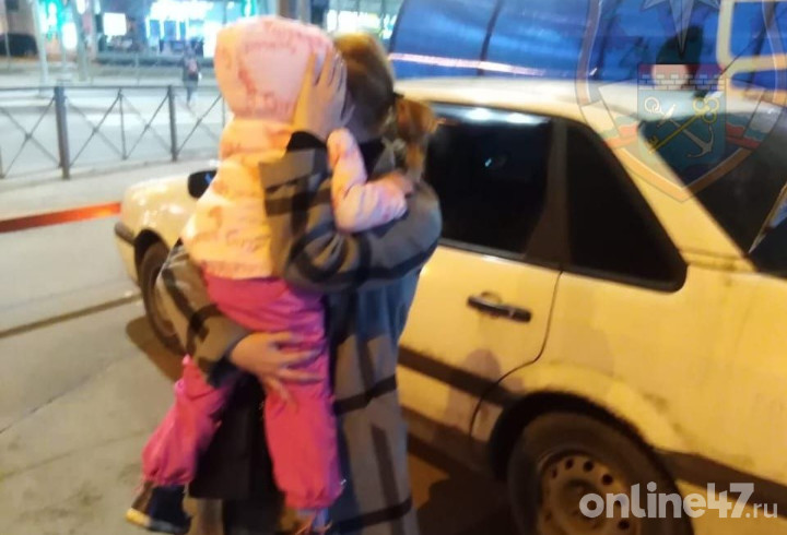 Спасатели помогли ребенку, запертому в авто на парковке под Тосно