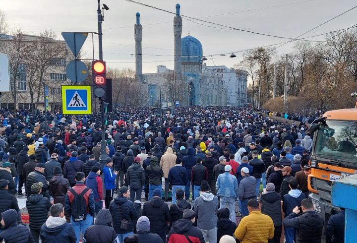 Более 380 тысяч мусульман посетили праздник Ураза-байрам в Петербурге