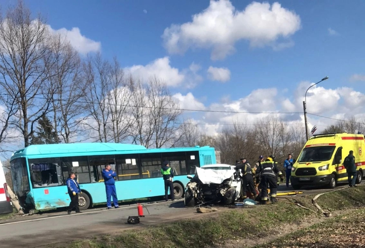 Один человек погиб и четверо пострадали в жестком ДТП с автобусом в Петербурге