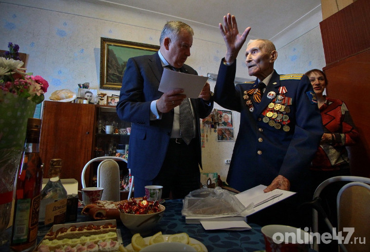 Александр Дрозденко поздравил 100-летнего ветерана из Кировска с наступающим Днем Победы