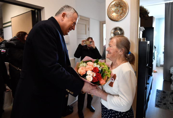 Александр Дрозденко поздравил 93-летнюю ветерана из Мурино с наступающим Днем Победы