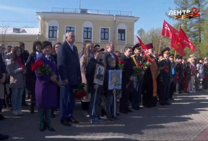 Александр Дрозденко возложил цветы к стеле «Гатчина — город воинской славы»