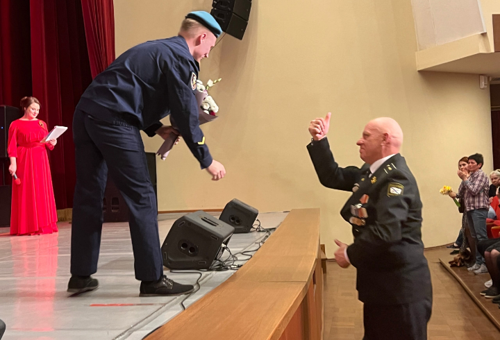 Участника СВО из Тихвина наградили медалью за отвагу на концерте в честь 9 Мая