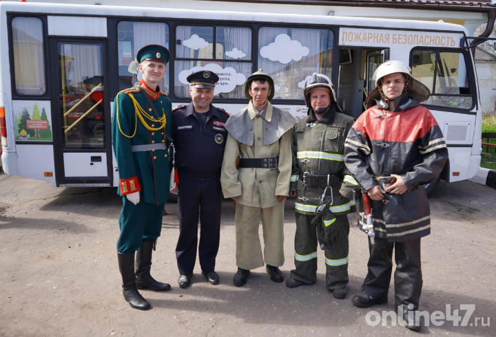 Пожарные Ленобласти раздали листовки с правилами безопасности и сувениры гостям фестиваля «Корюшка идет!»