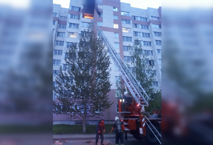 Росгвардия эвакуировала 25 человек из горящего дома в городе Коммунар