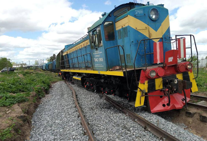 Локомотив и вагон сошли с путей на железнодорожной станции Волосово