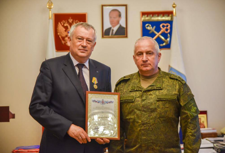 Александр Дрозденко получил награду от Министерства обороны России
