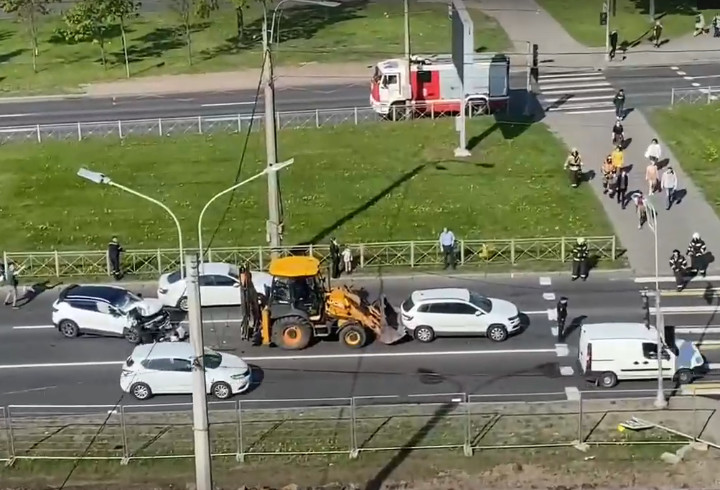 Два человека пострадали в массовом ДТП с трактором на улице Руставели в Петербурге