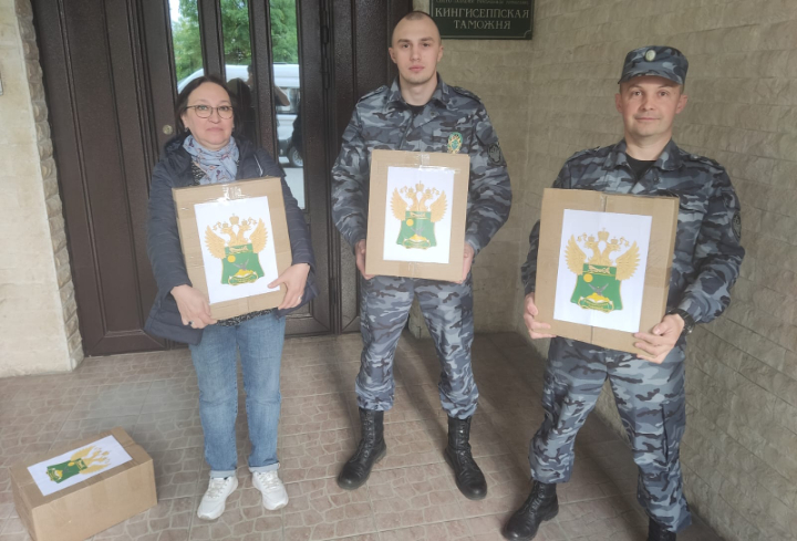 Кингисеппские таможенники передали гуманитарную помощь военным в зону СВО