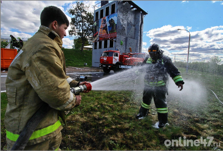 Пожарные и спасатели провели профилактические занятия в лагерях Ленобласти в День защиты детей