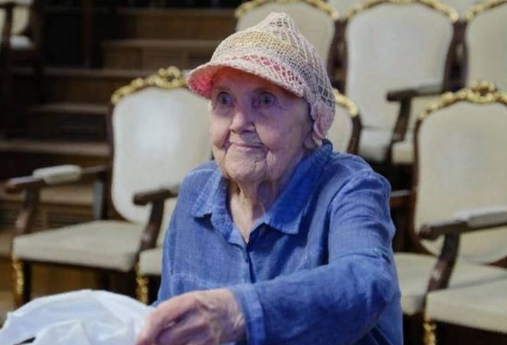 «Пуля мимо просвистит, не заденет, улетит»: 90-летняя баба Тома из Новосибирска вяжет носки и шапки для участников СВО