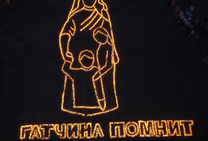 Гатчина помнит: в День памяти и скорби в столице Ленобласти зажгли «Огненную картину войны»