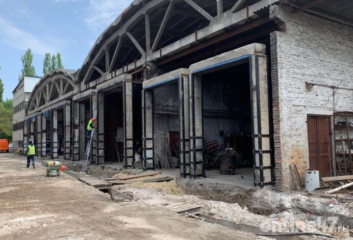 Ленинградские строители продолжают восстанавливать здание депо ТТУ в подшефном Енакиево