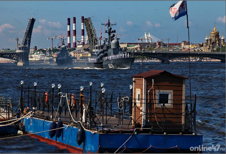 Движение в центре Петербурга ограничат до августа из-за репетиций парада ВМФ