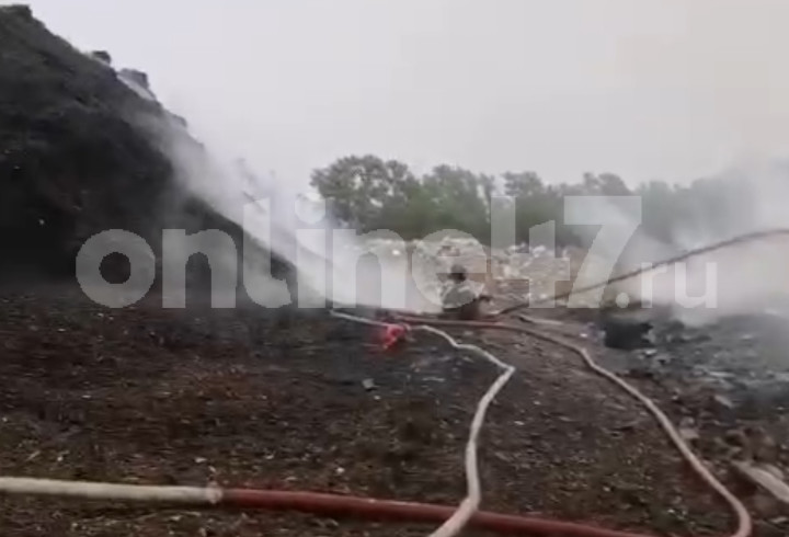 На Волхонском шоссе пожарные ликвидируют оставшиеся очаги тления возле полигона ТБО