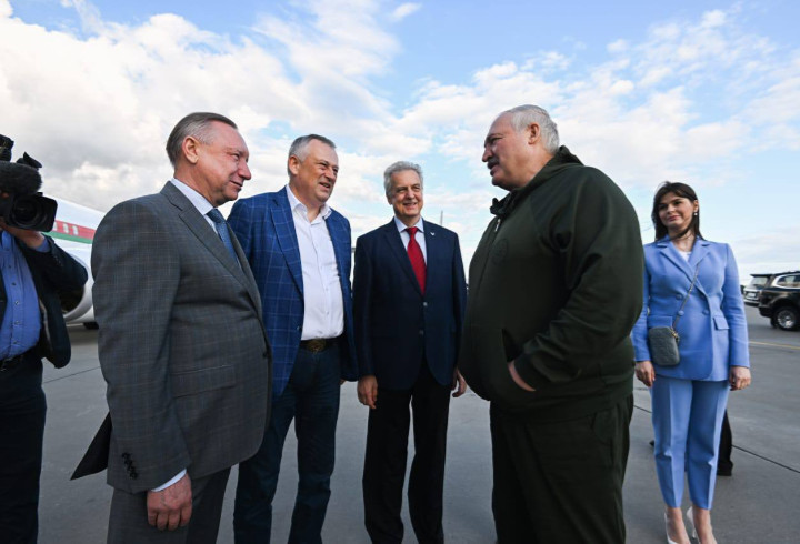 Александра Лукашенко в Пулково встретили губернаторы Ленобласти и Санкт-Петербурга