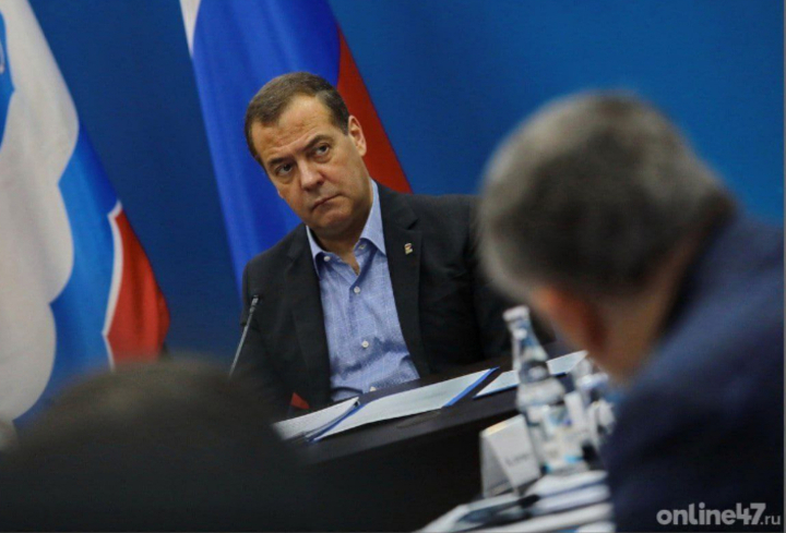Зампред Совбеза Медведев задумался о лояльности «Яндекса» из-за работы нейросети