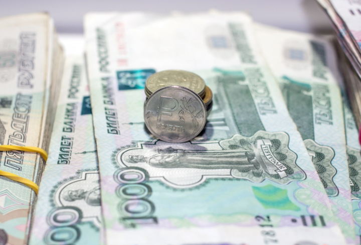 В Петербурге подсчитали долю сотрудников с зарплатой более 100 тыс. рублей в месяц