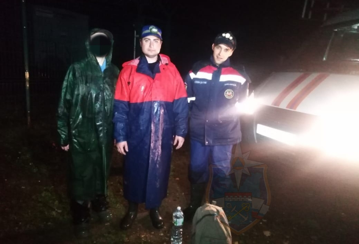 Спасатели Ленобласти за вечер субботы вывели из леса трех заблудившихся человек