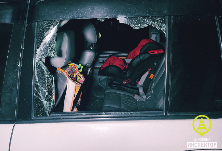 В Парголово инспекторы разбили стекло машины, чтобы достать лихача без прав