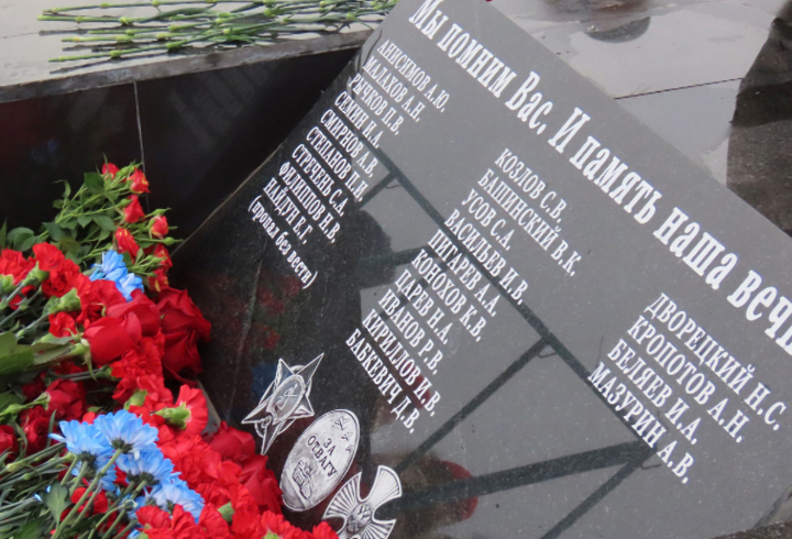 Обновленную мемориальную доску у памятника воинам-интернационалистам открыли в Сланцах
